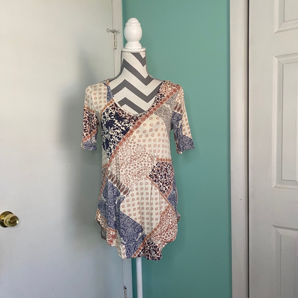 ❗️Closet Clear Out❗️Maurices Multicolored Print Shirt